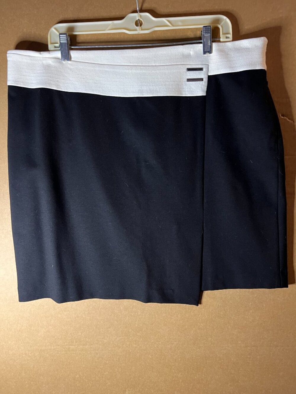 WHITE HOUSE BLACK MARKET Black and White Skirt Size 16 NWT